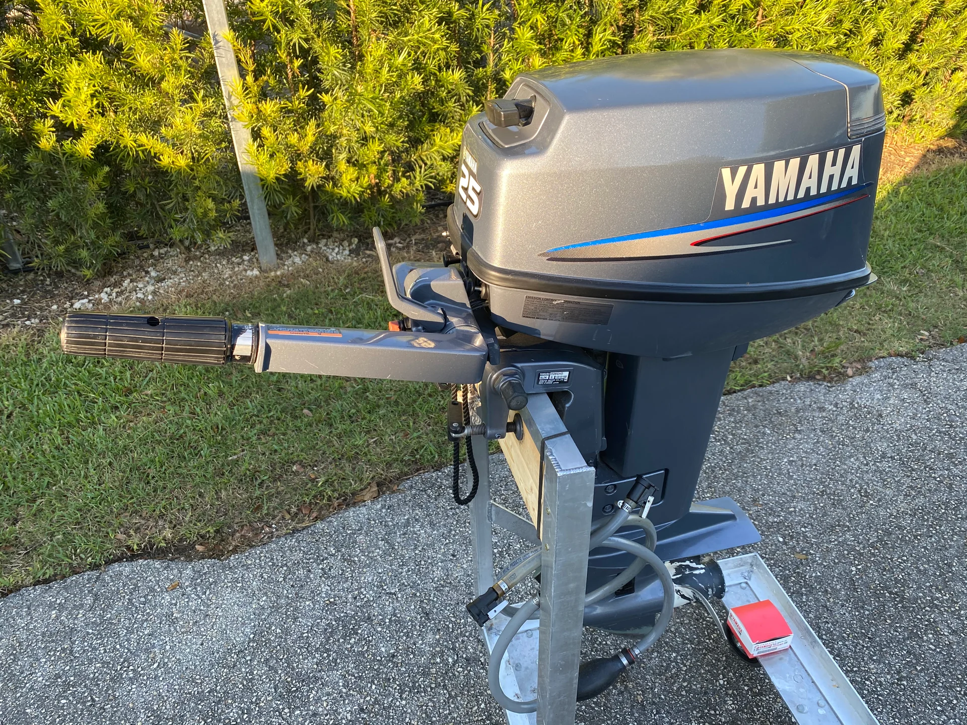 download-4.webp 2004 Yamaha 25 HP 2 Cyl Carbureted 4-Stroke 20" (L) Tiller Outboard Motor. - Image 1