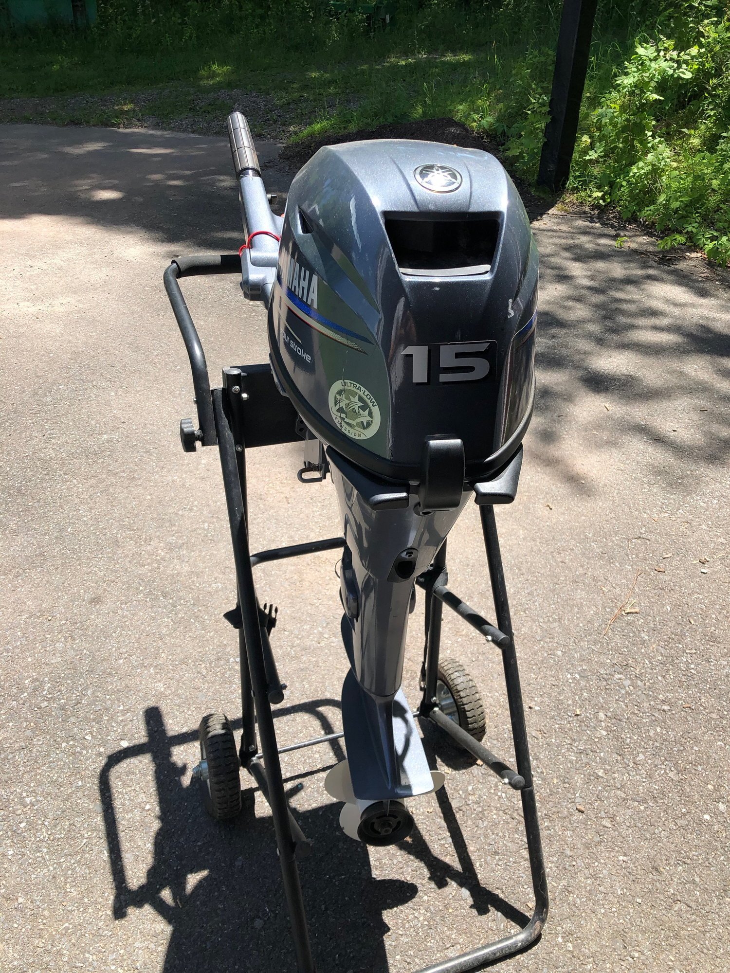 img_2523_de0c7d98a640ca64e51b2c13cbeed0289a09c1d0.jpg 2010 Yamaha 15 HP 2 Cylinder 4 Stroke 15" Tiller Outboard Motor - Image 1